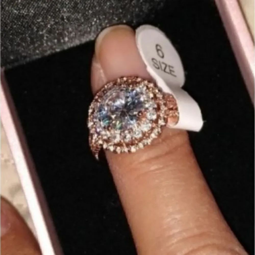 NWT Sz 6 ring, diamond look, gold tone